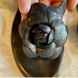 Chanel Spring 1998 Collection Leather Camellia thong sandals EUC classic vintage